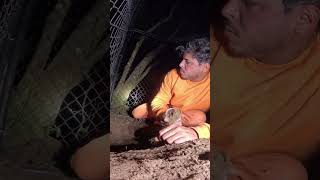 CAVEI UM BURACO COM A COLHER