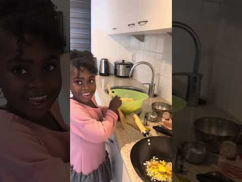 Liyarah(6 jaar) maakt bami met kip. Manoushka Zeegelaar-Breeveld actrice proeft het eindresultaat.