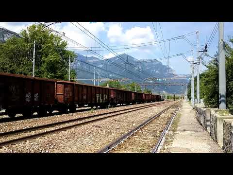 IL SALUTO DELLA EU.43-008 R.T.C. LOCOMOTION CON CARRI MERCI  IN TRANSITO A PERI. (VR) 17 - 8 - 2017