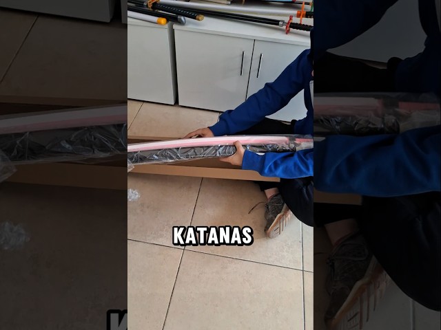 Vídeo relacionado con Nicear Cinturón ajustable de cuero sintético para katana, funda de hombro estilo rana estilo retro medieval para recreaciones, cosplay, accesorios de disfraz, color negro