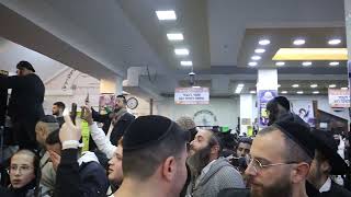 "שמחה וריקודים אש להבות בציון רבי נחמן"... אומן ערב ראש השנה התשפ"ה