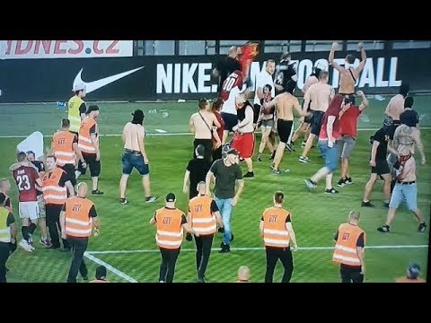 UPAD NAVIJAČA NA TEREN - Sparta Prag - Spartak Subotica | LEAGUE EUROPA