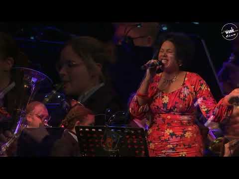 Lisette Whitter singt 'from a distance' im Kulturwerk Wissen