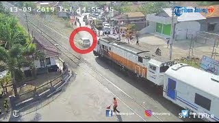 Download lagu Detik-Detik Mobil Toyota Rush Tertabrak Kereta di Tegal mp3