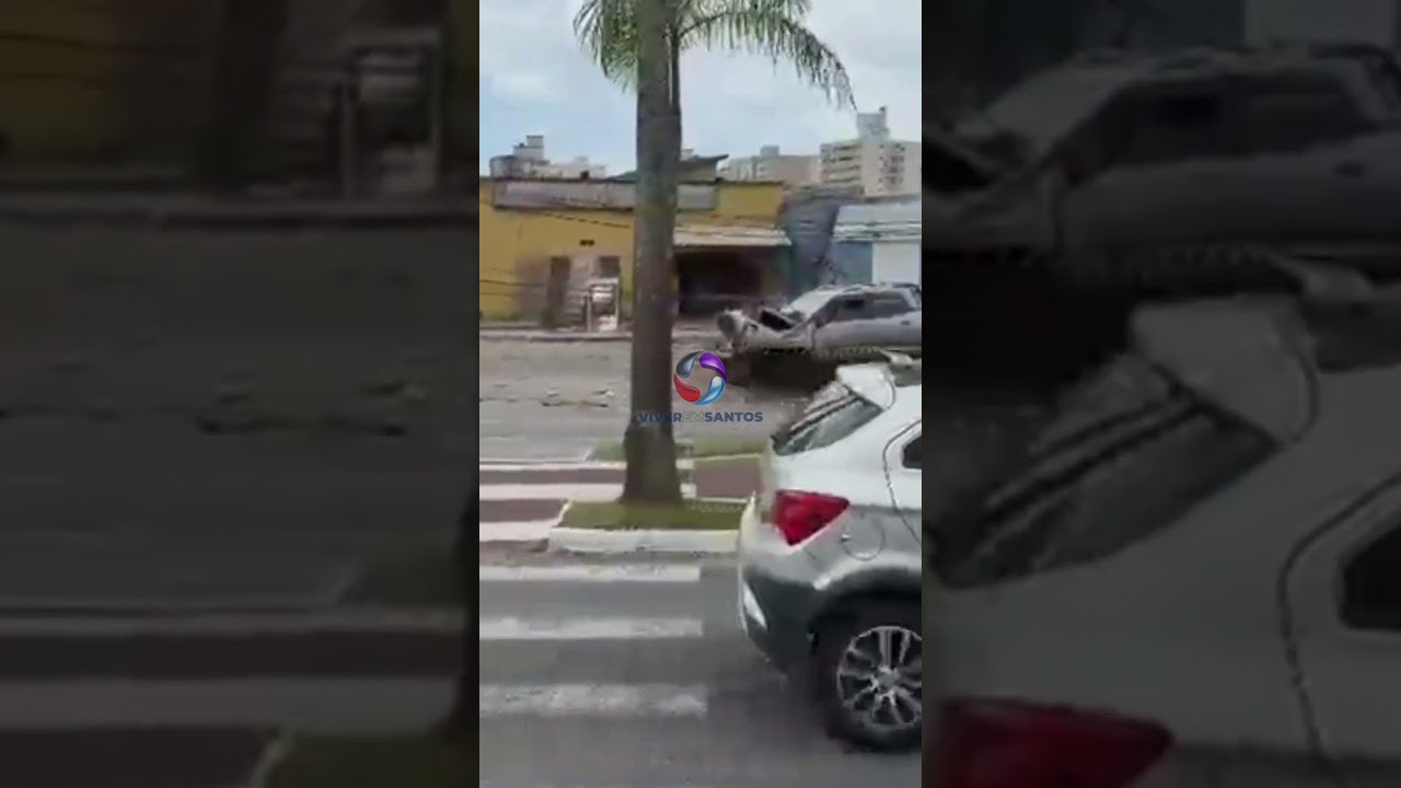 Carro derruba dois postes após colisão em Praia Grande