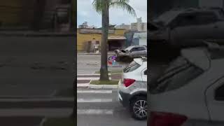 Carro derruba dois postes após colisão em Praia Grande