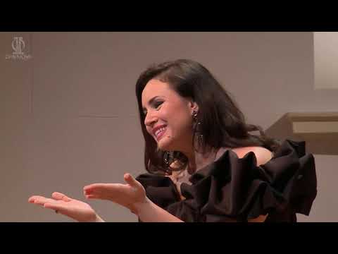 Η υψίφωνος [[#Σόνια Γιόντσεβα [Sonya Yoncheva]#]] ερμηνεύει την άρια της Ρούσαλκα "Mesiku na nebi hlubokem" (γνωστή ως «Το τραγούδι της σελήνης») από την πρώτη πράξη της όπερας Rusalka (1901) του [[#Antonín Dvořák [Αντονίν Ντβόρζακ]#]], με τη συνοδεία της [[#Ρωσικής Εθνικής Συμφωνικής Ορχήστρας Νέων [Russian National Youth Symphony Orchestra]#]] υπό τη μουσική διεύθυνση του [[#Ναΐντεν Τοντόροφ [Nayden Todorov]#]], Μόσχα (2021, Δεκέμβριος 1). Η ηρωίδα απευθύνεται στο φεγγάρι ζητώντας τη βοήθειά του για να βρει τον αγαπημένο της. 