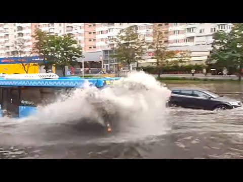Центр Москвы ушел под воду, машины поплыли по улицам. Город затопило мощными ливнями
