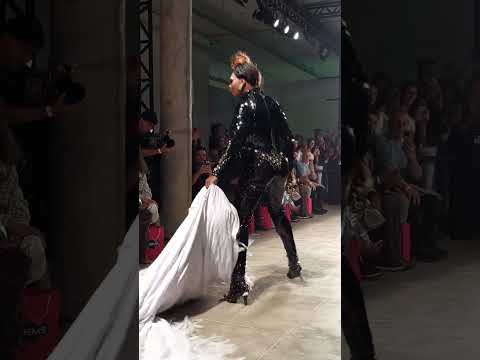 Márcia Pantera Bate Cabelo no Desfile de Isaac Silva no @SPFWoficial | #SPFW #Moda #Tendencia