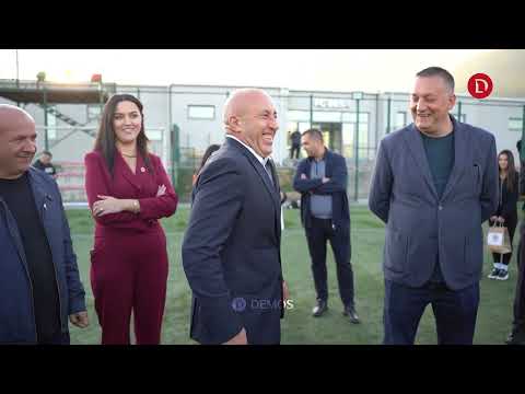 Ramush Haradinaj viziton “FC Besa Peja”, dhuron “show” me futbollistët e stafin e klubit