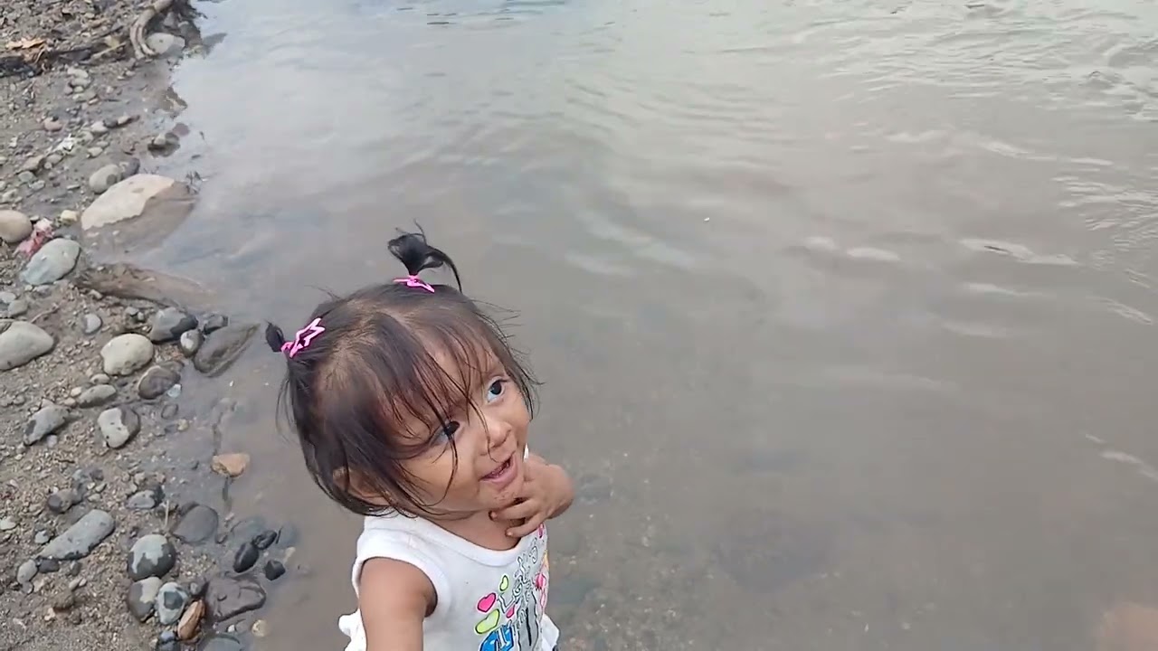 Aisha por primera vez conociendo el río