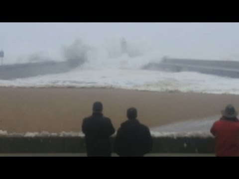 Large wave causes panic in Portugal