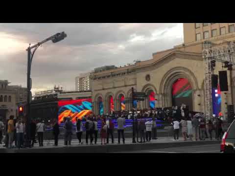 Հրապարակում նվագախմբի փորձին զուգահեռ, բողոքի ակցիա են անում