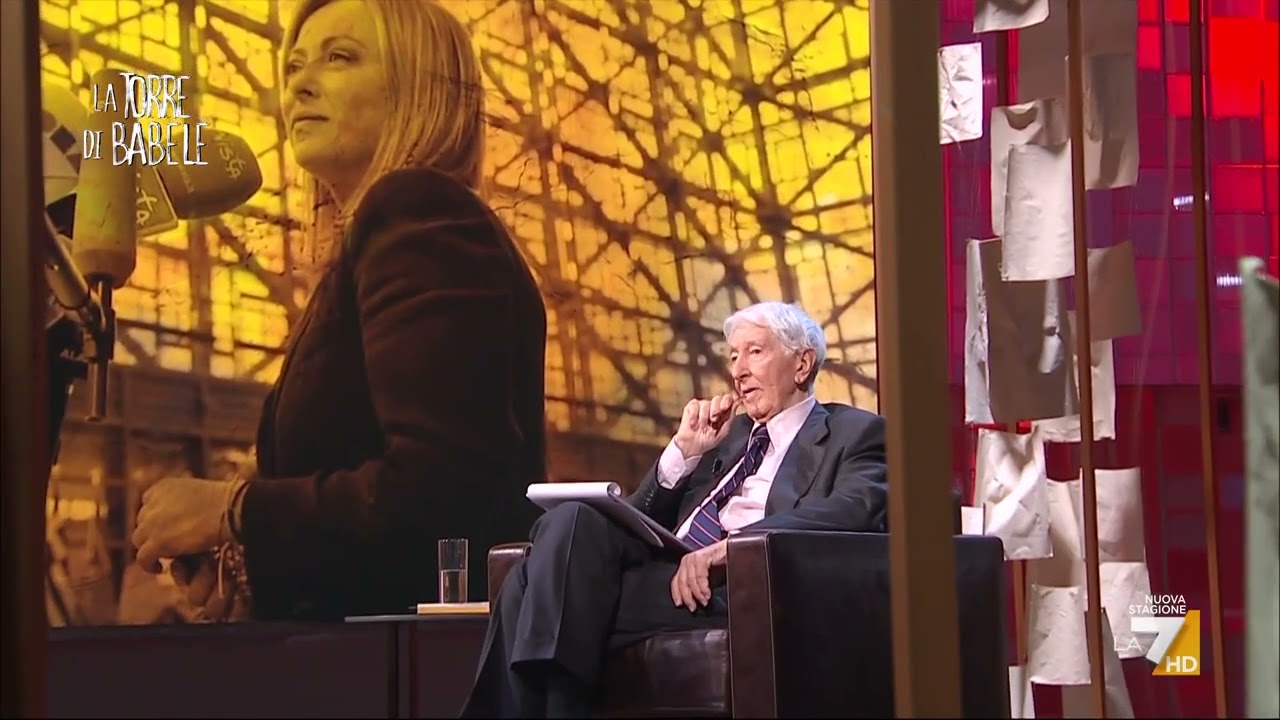 Siparietto in diretta tra Corrado Augias e Milena Gabanelli: "Cosa c'è alle sue spalle? Si giri..."