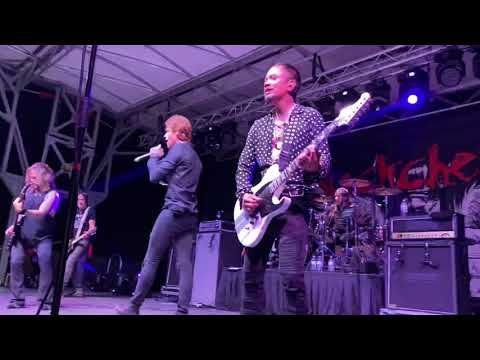 Buckcherry performing Ridin’ Stevie D playing his Diamond Maverick