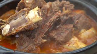 Download lagu Alida made the beef bone stewed with taro and lots of chili - cooking survival mp3