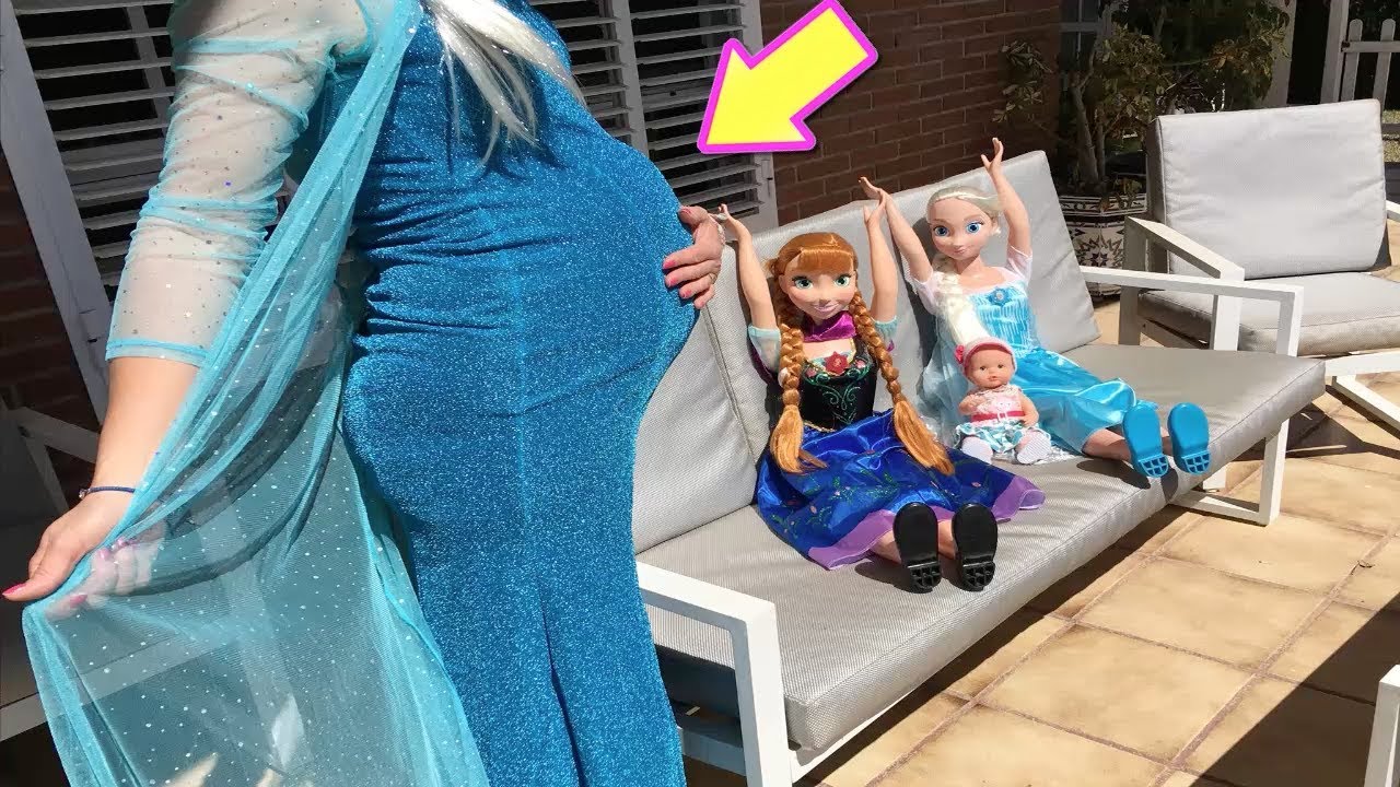 Elsa y Anna muñecas grandes se divierten con las historias de mamá