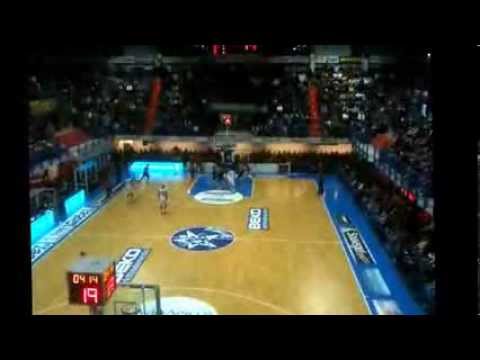 Enel Brindisi vs Sutor Montegranaro - III quarto - doppia tripla di Jerome Dyson