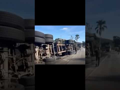 Semirreboque tomba na BR-040 e altera trânsito em Santos Dumont
