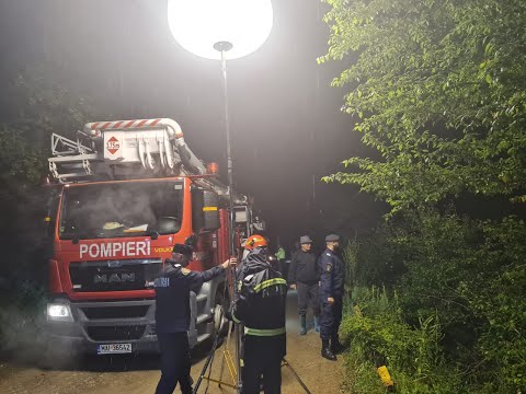 7 persoane au rămas izolate după ce viitura a rupt un podeț la Piatra Șoimului