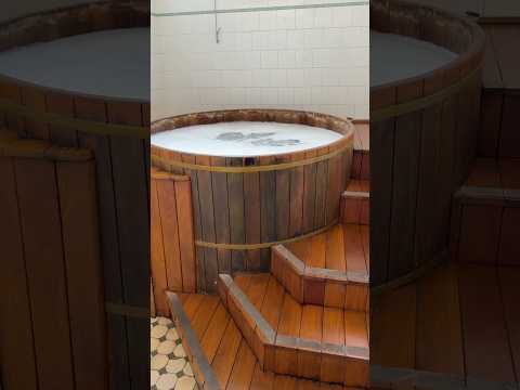 Poços de Caldas é uma cidade turística no sul de Minas Gerais, conhecida pelas águas termais