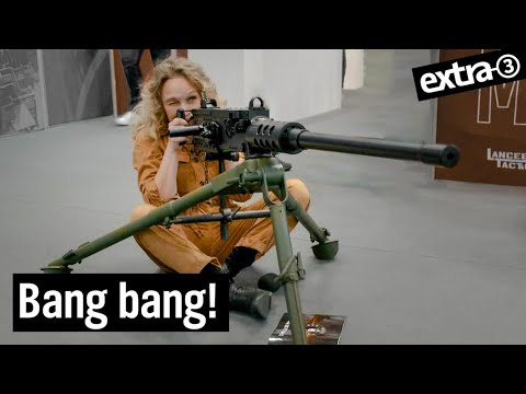 Reporterin Katja Kreml auf der internationalen Waffenmesse | extra 3 | NDR