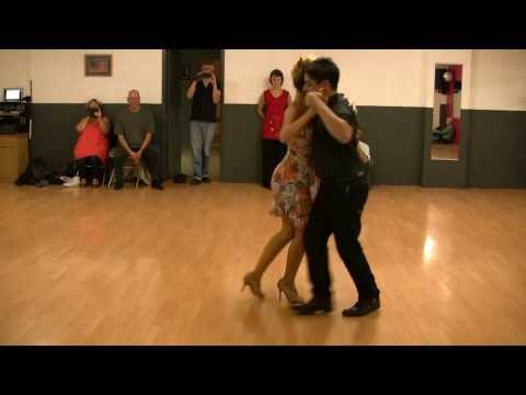 Noelia et Carlitos dansent sur la milonga Mi Vieja Linda