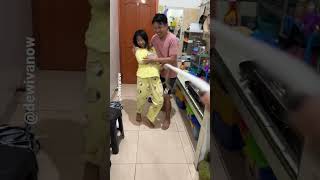 Download lagu Geckos dare to steal from the refrigerator #dewivanow #geckos #steal #food #NgeShortsBareng mp3