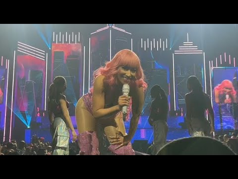 Nicki Minaj - Superbass - Live from The Pink Friday 2 Tour at The Barclays Center