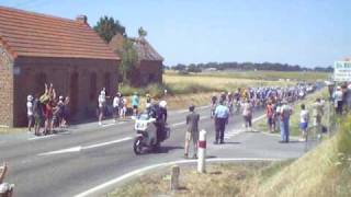 preview picture of video 'Tour de France 2010 étape n°4 Cambrai-Reims Passage de la course au hameau de Forenville'