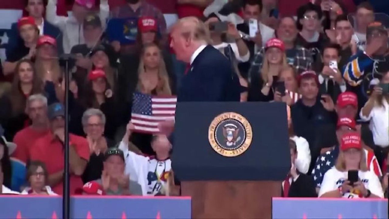 Termina il comizio in Michigan e il Presidente Usa balla 'Trump dance' sul palco sulle note di Ymca