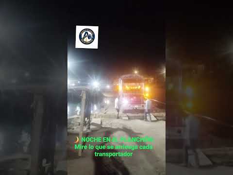 Cruzando el planchón de noche, San Juan de Urabá 🚛🌙 El esfuerzo que pocos ven.#Camioneros #Urabá