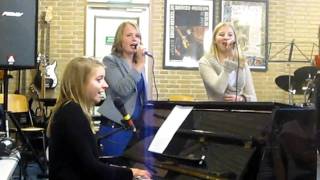 She couldn&#39;t laugh - Twarres - By Lianne, Sandra &amp; Annemieke