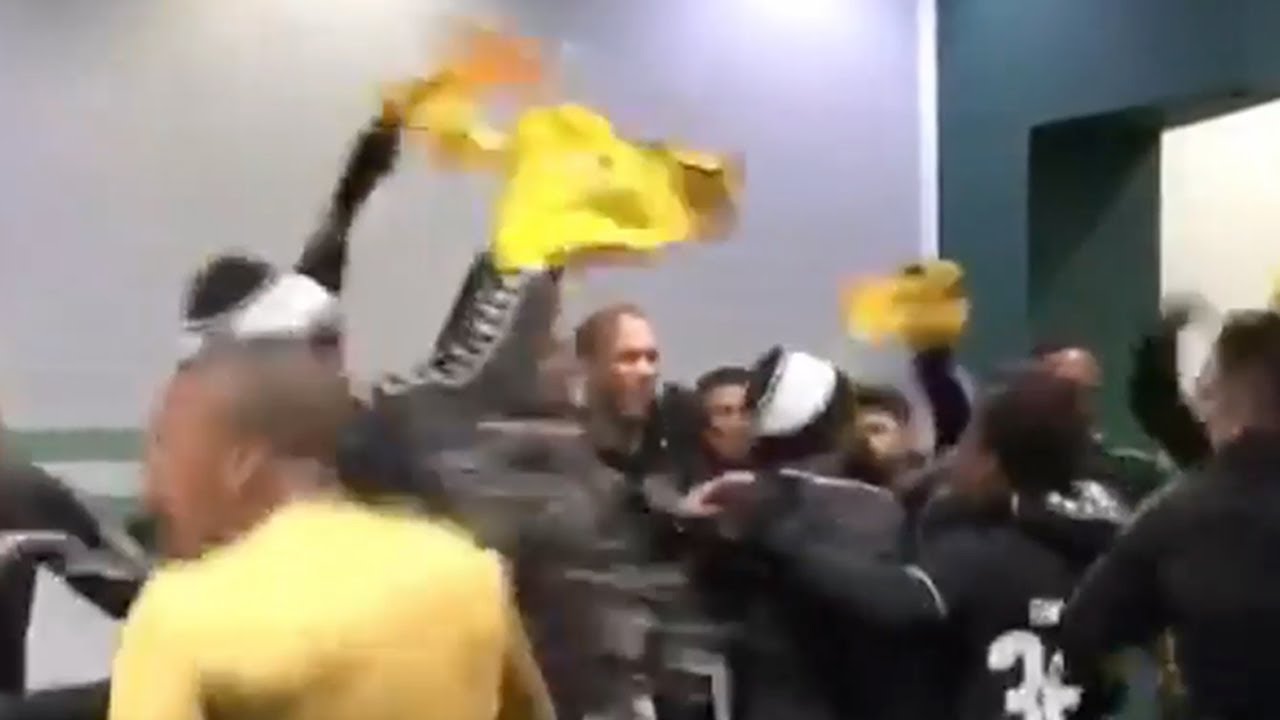 Jogadores do Botafogo comemoram vitória sobre o Coritiba no vestiário do Couto Pereira: ‘Vamos, vamos, Fogo!’ 🔥 Jogadores do Botafogo comemoram vitória sobre o Coritiba no vestiário do Couto Pereira: ‘Vamos, vamos, Fogo!’ 🔥