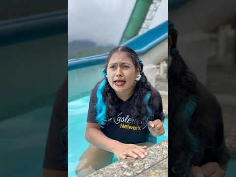 Madeley se hace pipi en la piscina