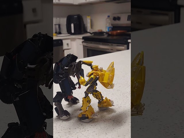 Vídeo relacionado con Transformers Studio Series, Deluxe Class, Transformers: Bumblebee 117, Figura de acción de Bumblebee