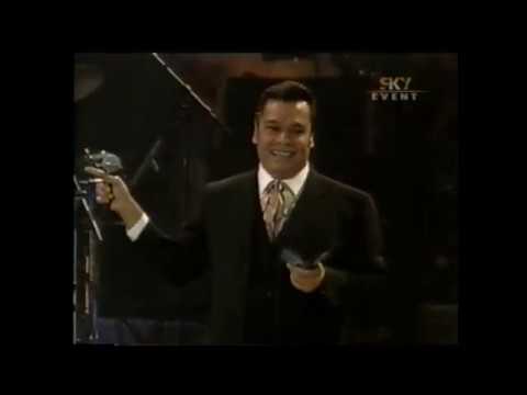 Juan Gabriel le canta a la virgen de Guadalupe en el Estadio Azteca