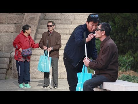 失明老人街頭吃東西遇到困難，路人：別擔心，我餵你吃！
