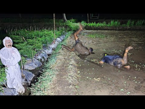Pocong Laknat !!! Pejalan Kaki Kecebur Lumpur Yang Bau Dan Mejijik kan || Prank Pocong Ter Lucu