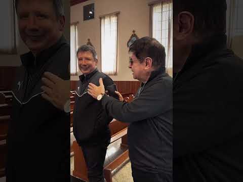 Gilberto e Gilmar visitam a Igreja onde foram batizados na cidade de Rinópolis SP