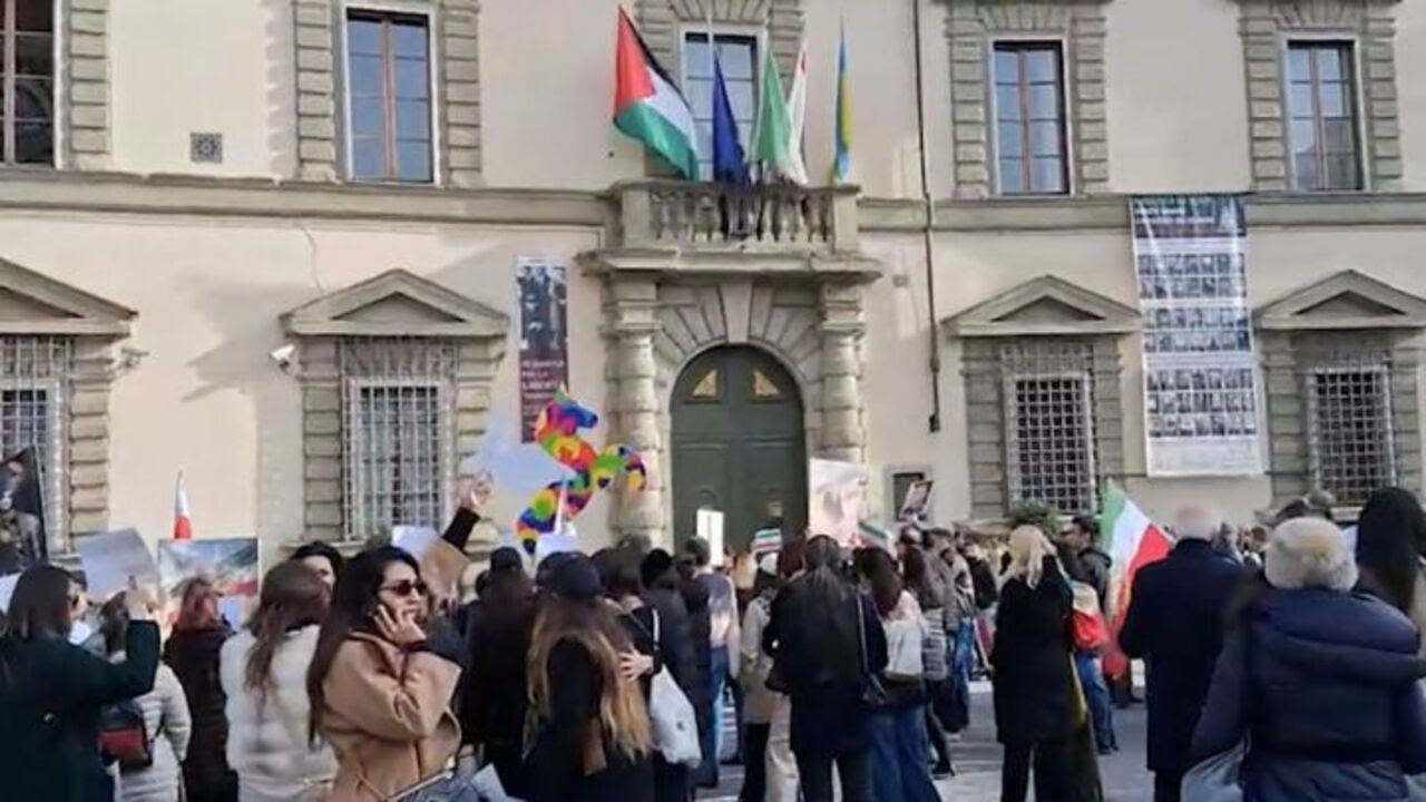 Firenze, manifestazione di esuli iraniani a favore dello scia'