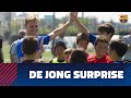 De Jong surprises a group of Barça Academy kids
