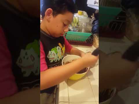 Reynaldo haciendo Brownie....😁