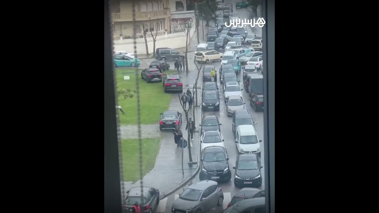 فوضى مرورية بطنجة.. سيارات تجتاح الرصيف بسبب الازدحام thumbnail