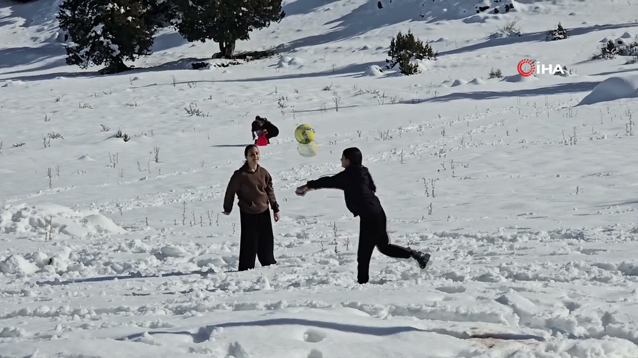 Karın tadını çocuklar çıkardı: Kimi leğenle kimi naylonla kaydı