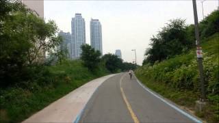 preview picture of video 'South Korea! Biking by the Han river - Gentleman PSY'