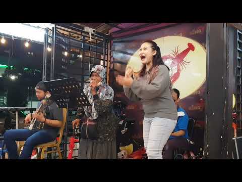 Makcik jual tisu umur 67 ganti tempat nurul nyanyi lagu Saloma,terkejut nurul dengar suaranya
