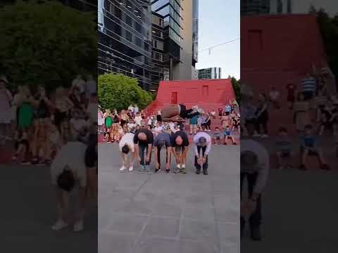 Artista de rua em Melbourne Victoria City Austrália #shorts #slowmo #streetperformer