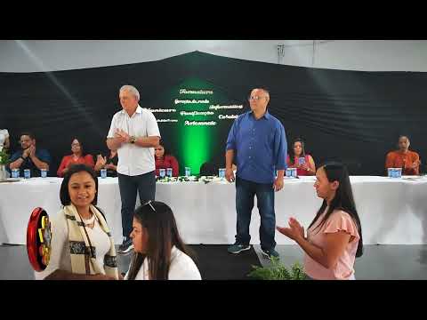 PRÉ CANDIDATO A VEREADOR SERGINHO CABELEIREIRO AO LADO DO PREFEITO AYRES SCORSATTO NA FORMATURA NO CSU DOS ALUNOS DO CURSO DE CABELEIREIROS.