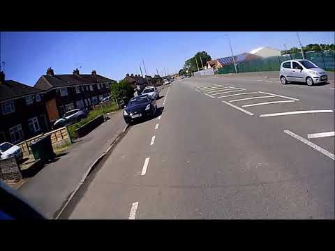 DE15 KPO Uses right turn lane to pass forcing other dirver to take evasive action